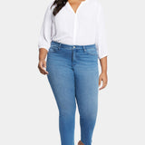 Le Silhouette Sheri Slim Jeans In Plus Size - Stunning