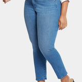 Le Silhouette Sheri Slim Jeans In Plus Size - Stunning