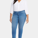 Le Silhouette Sheri Slim Jeans In Plus Size - Stunning